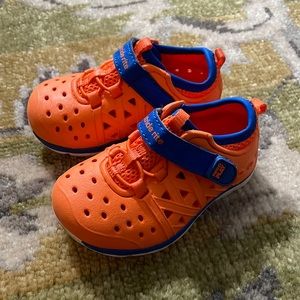 Stride Rite made to play water shoes